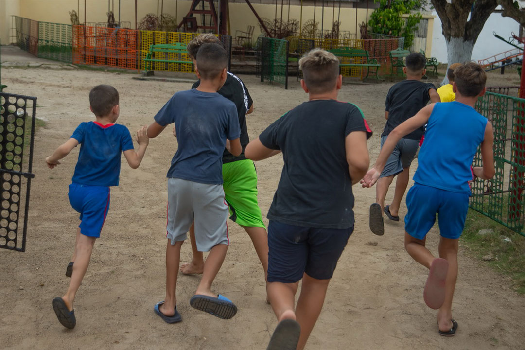 NIños acuden al parque infantil Los Caballitos.
