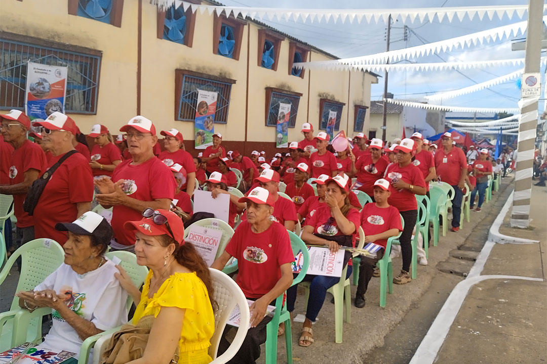 Participantes en el acto por el aniversario 246 del barrio Condado.
