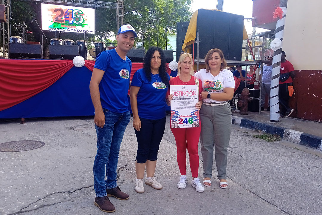 Susely Morfa González, primera secretaria del PCC en el provincia, junto a santaclareña merecedora de la distinción Raúl Sancho Cantos.