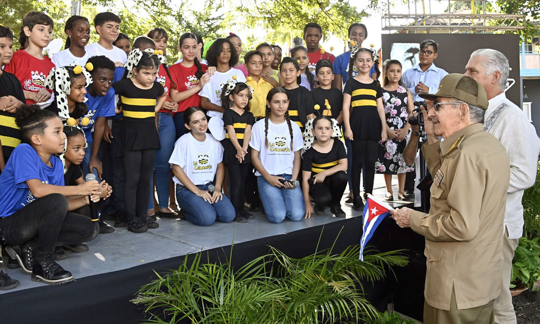 Raúl y Díaz-Canel saludan en el escenario a niños artistas que intervinieron en el espectáculo.