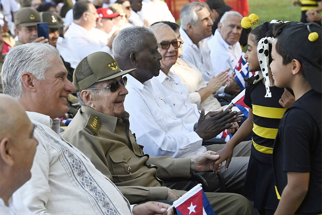 Raúl, Díaz-Canel y Esteban Lazo con niñas de La Colmenita.