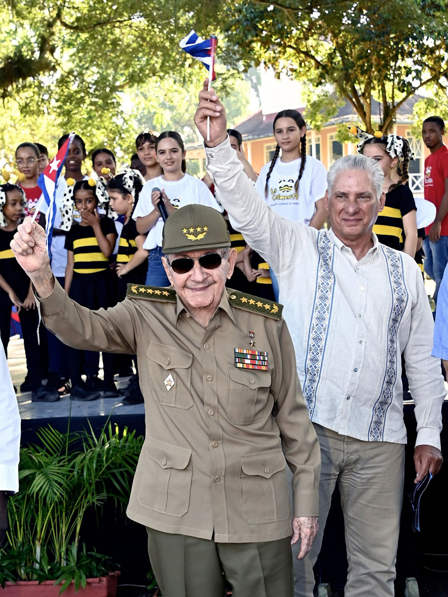 Raúl y Díaz-Canel saludan durente el acto por el aniversario 99 de Fidel, en Birán, Holguín.