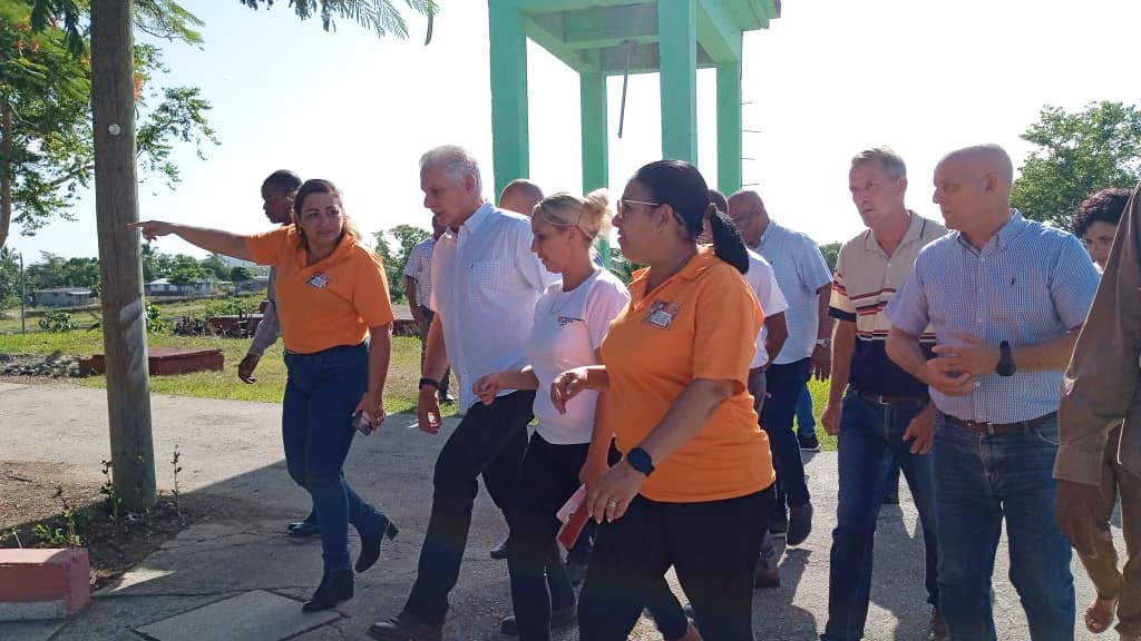 Presidente cubano, Miguel Díaz-Canel, visita el centro de protección social William Darias, en Santa Clara.
