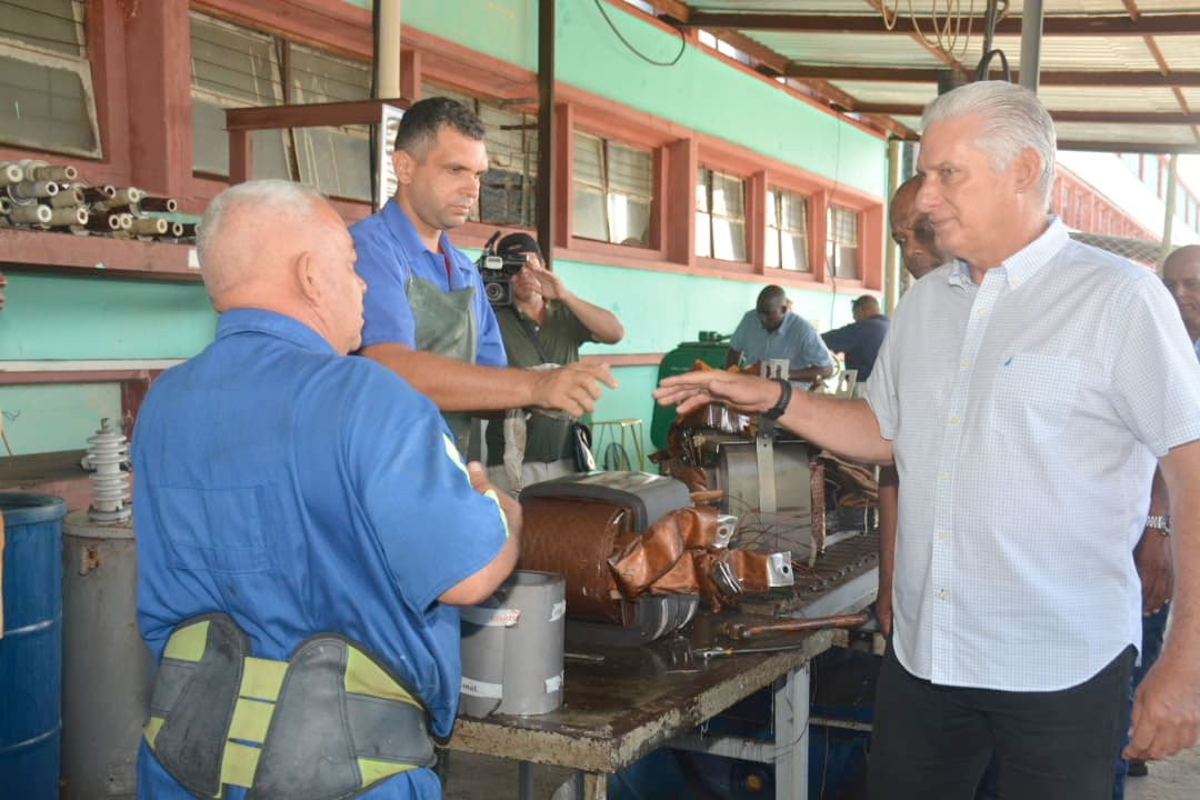 El presidente cubano, Miguel Díaz-Canel, dialogó con los trabajadores de la Unidad Empresarial de Base (UEB) Fábrica de Fusibles y Desconectivos.