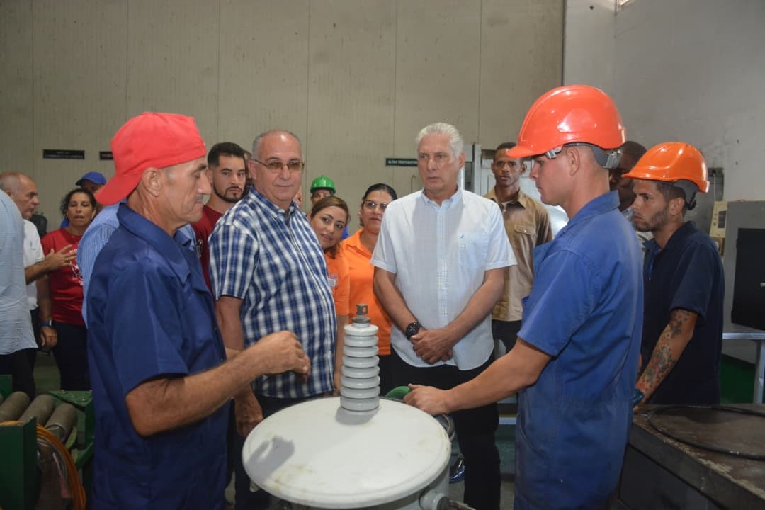 Presidente Díaz-Canel recorre áreas de la Unidad Empresarial de Base (UEB) Fábrica de Fusibles y Desconectivos, de Santa Clara.
