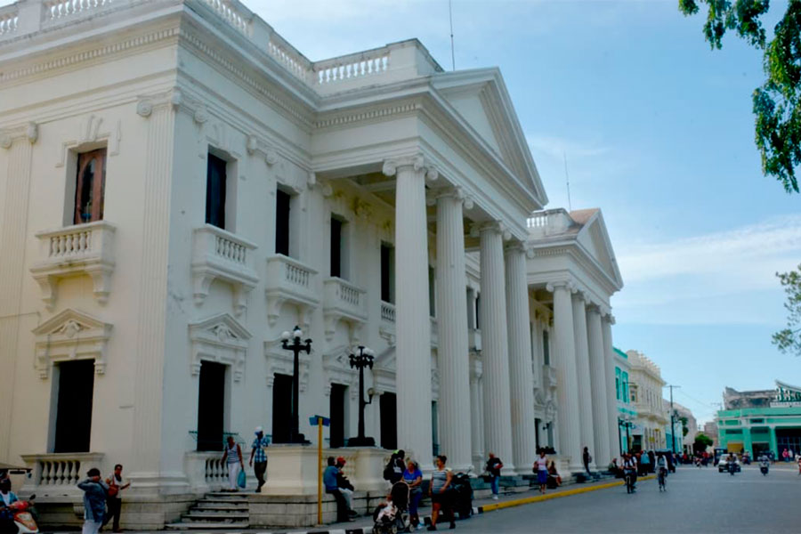 Acera de la Biblioteca Provincial Martí.