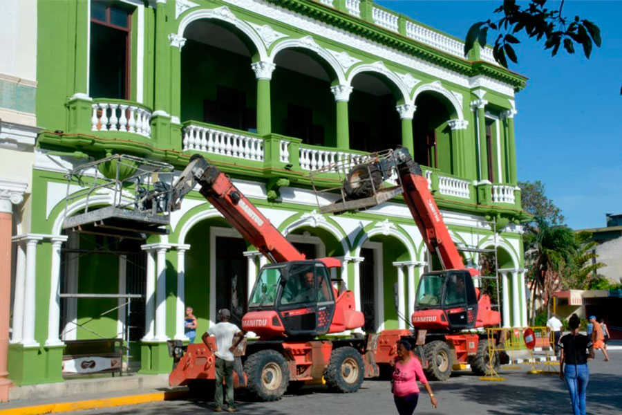 Labores de pintura en edificios del área del parque Vidal, en Santa Clara.