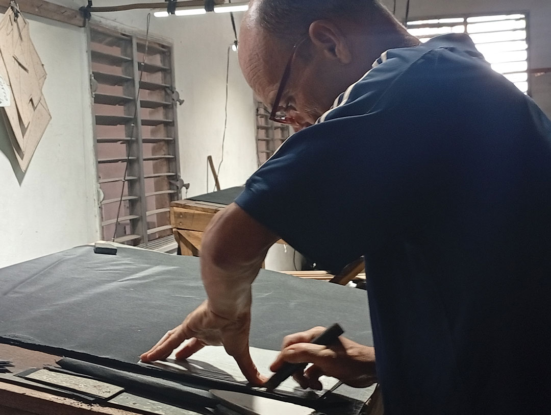 Taller de corte de mochilas y luncheras.