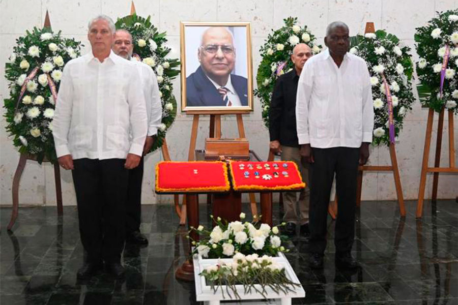 Guardia de honor a Ricardo Cabrisas, encabezada por el presidente Miguel Díaz-Canel.