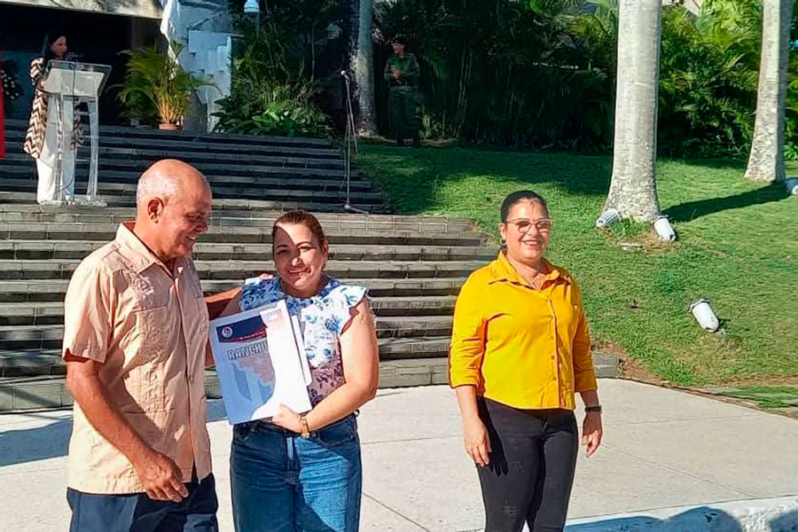 Primera secretaria de PCC en Villa Clara y la gobernadora de la provincia reciben libro contentivo de las firmas por la Patria del pueblo de Santa Clara.