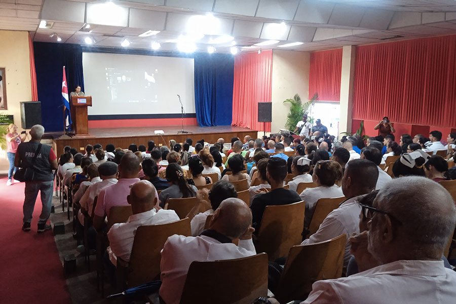 Acto de apoyo a Raúl Castro en el hospital Arnaldo Milián Castro.