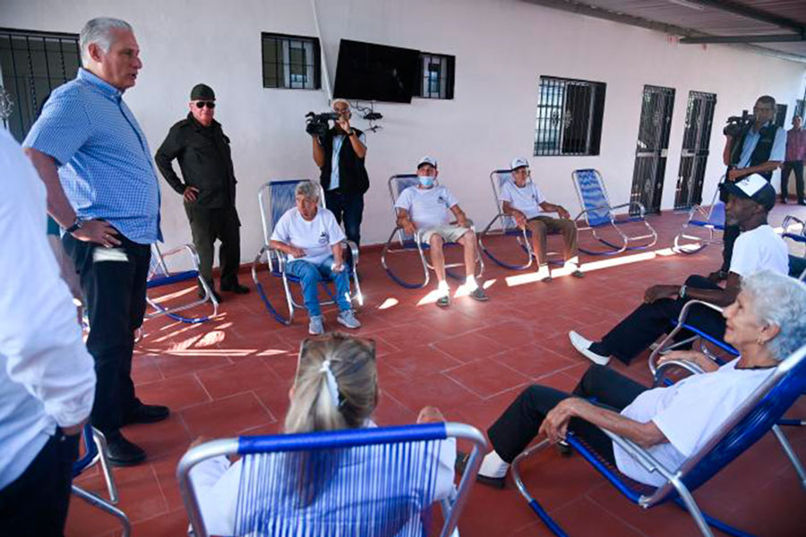 Presidente cubano visita Casa de Abuelos en Boyeros.