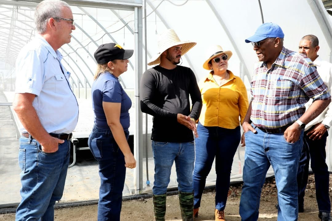 Salvador Valdés Mesa dialoga con el productor Yanier Negrín 