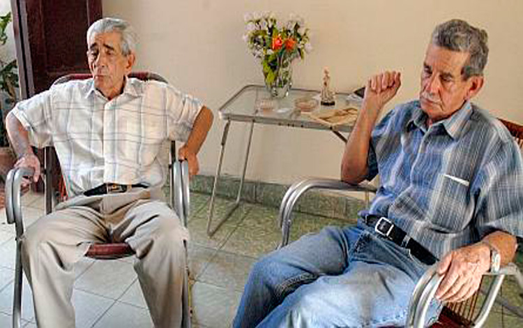 Ovidio* (ya fallecido) y Antonio Evidio, dos de los cuatros hermanos que combatieron en Girón. (Fotos y fotocopias: Ramón Barreras Valdés)