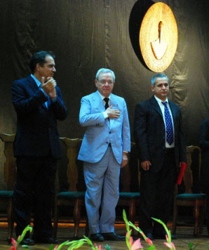 Eusebio Leal recibe el título de Doctor Honoris Causa en Historia de la Universidad Central «Marta Abreu » de Las Villas. Eusebio Leal recibe el título de Doctor Honoris Causa en Historia de la Universidad Central «Marta Abreu » de Las Villas.