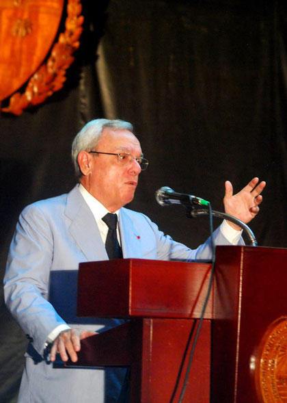 Eusebio Leal pronuncia las palabras de agradecimiento por el título de Doctor Honoris Causa en Historia de la Universidad Central «Marta Abreu » de Las Villas. Eusebio Leal pronuncia las palabras de agradecimiento por el título de Doctor Honoris Causa en Historia de la Universidad Central «Marta Abreu » de Las Villas.