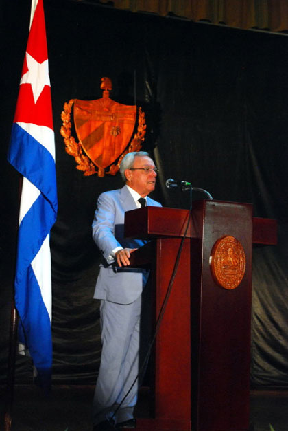 Eusebio Leal pronuncia las palabras de agradecimiento por el título de Doctor Honoris Causa en Historia de la Universidad Central «Marta Abreu » de Las Villas. Eusebio Leal pronuncia las palabras de agradecimiento por el título de Doctor Honoris Causa en Historia de la Universidad Central «Marta Abreu » de Las Villas.