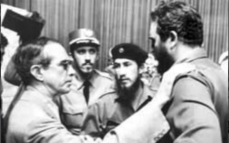 Fidel conversa con Ramón Cienfuegos, padre de Camilo, tras conocerse la noticia de la desaparición del Comandante del Ejército Rebelde. Fidel conversa con Ramón Cienfuegos, padre de Camilo, tras conocerse la noticia de la desaparición del Comandante del Ejército Rebelde.