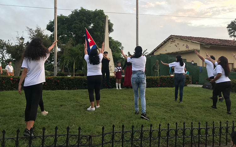 Momento cultural en el acto por el aniversario 62 de la liberación de Gí¼inía de Miranda. Momento cultural en el acto por el aniversario 62 de la liberación de Gí¼inía de Miranda.