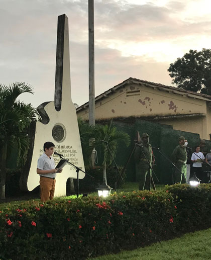 Pionero declama en el acto por el aniversario 62 de la liberación de Gí¼inía de Miranda. Pionero declama en el acto por el aniversario 62 de la liberación de Gí¼inía de Miranda.
