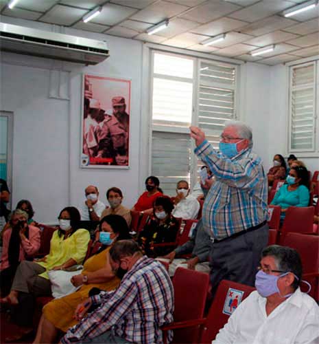 El Dr. C José Ramón Ruíz Hernández explicó tópicos del cuerpo médico-farmacéutico- dental de Santa Clara, una de las primeras instituciones científicas de su tipo en el país. (Foto Luis Machado Ordetx). El Dr. C José Ramón Ruíz Hernández explicó tópicos del cuerpo médico-farmacéutico- dental de Santa Clara, una de las primeras instituciones científicas de su tipo en el país. (Foto Luis Machado Ordetx).
