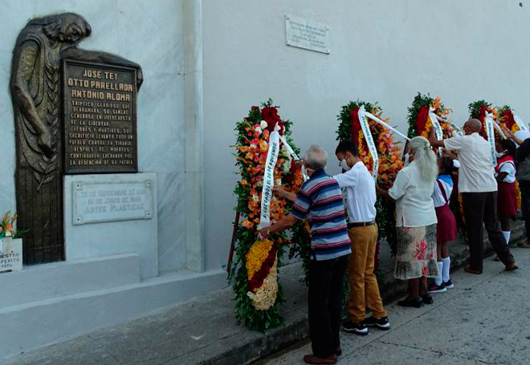 Ofrendas florales a los mártires del 30 de noviembre de 1956.