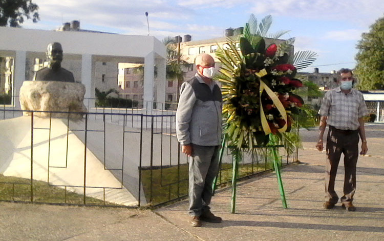 Ofrenda floral en honor a Antonio Maceo.