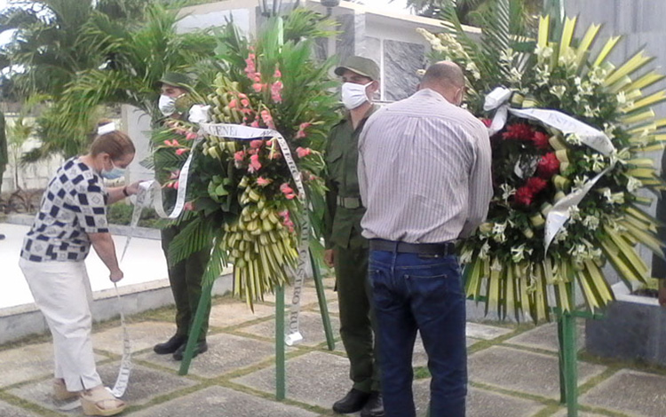 Primera secretaria del Partido y Gobernador de Villa Clara depositan ofrendas en honor a los caídos por la defensa.