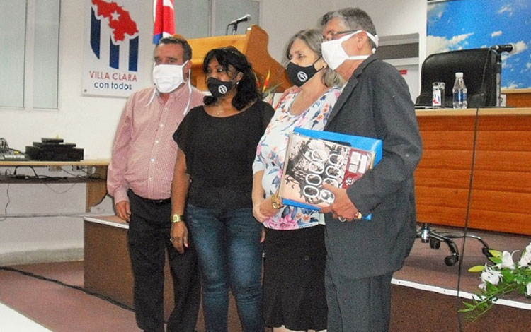 Reconocimiento a especialistas destacados del Archivo Histórico Provincial de Villa Clara.