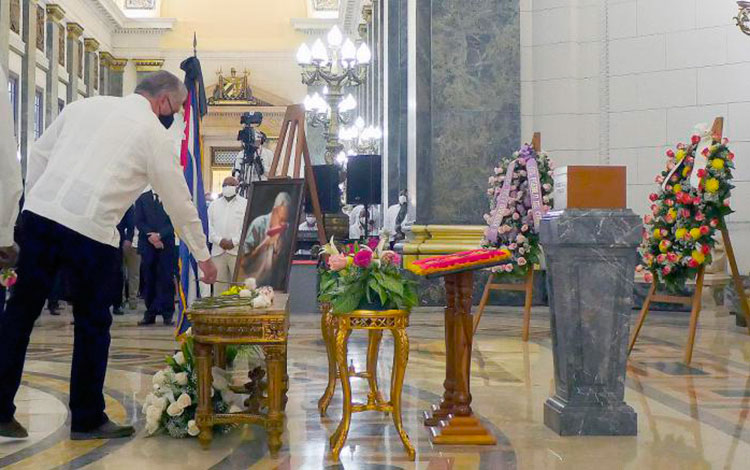 Miguel Díaz-Canel rinde homenaje a Eusebio Leal. Miguel Díaz-Canel rinde homenaje a Eusebio Leal.