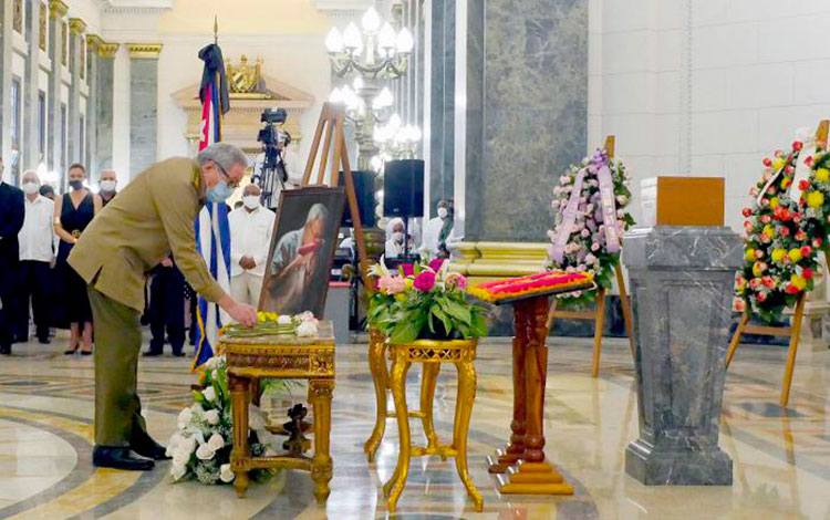 Raúl Castro rinde homenaje a Eusebio Leal Spengler. Raúl Castro rinde homenaje a Eusebio Leal Spengler.