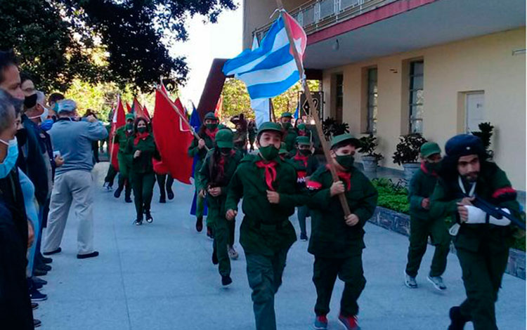 Pioneros reeditan la Batalla de Santa Clara.