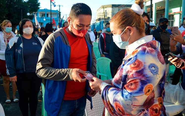 Entrega del carné a nuevos militantes de la Juventud y el Partido.