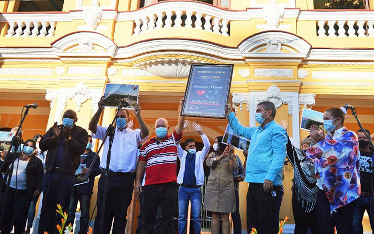 Entrega de diploma a autoridades de Placetas por obtener la sede del acto por el aniversario 62 de la Revolución cubana.
