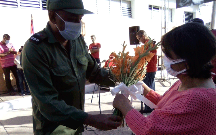 La periodista Dalia Reyes Perera, fue reconocida por su destacada labor reporteril