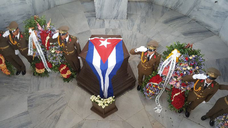 Ofrendas florales de Raúl Castro y Díaz-Canel colocadas en el mausoleo donde reposan los restos de José Martí en el cementerio de Santa Ifigenia, en Santiago de Cuba. Ofrendas florales de Raúl Castro y Díaz-Canel colocadas en el mausoleo donde reposan los restos de José Martí en el cementerio de Santa Ifigenia, en Santiago de Cuba.