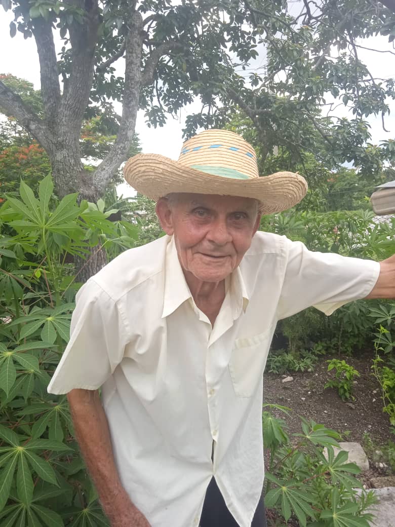 En su sillón de siempre, Felino revive historias. Foto: Lety Mary ílvarez