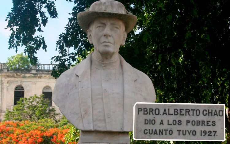 Busto del presbítero Manuel Chao, en el parque Leoncio Vidal, de Santa Clara, y detalle de la fecha de su inscripción.