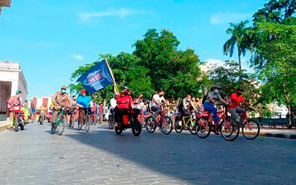Jóvenes universitarios de Santa Clara realizan recorrido en bicicleta en homenaje a Ernesto Che Guevara.
