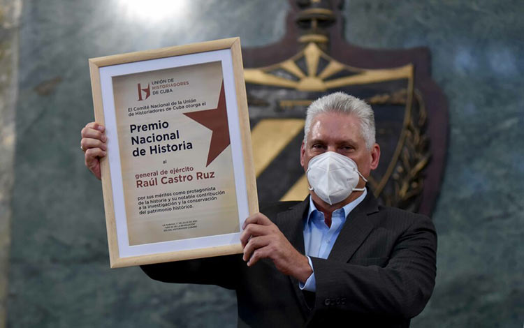 Presidente cubano, Miguel Díaz-Canel Bermúdez, recibe el Premio Nacional de Historia otorgado al General de Ejército Raúl Castro Ruz.
