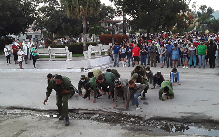 Pioneros representan a las tropas del Ejército Rebelde. Pioneros representan a las tropas del Ejército Rebelde.