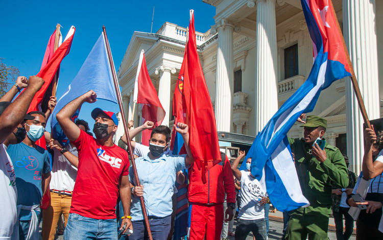 Jóvenes durante la reedición de la entrada de la Caravana de la Libertad a Santa Clara. Jóvenes durante la reedición de la entrada de la Caravana de la Libertad a Santa Clara.