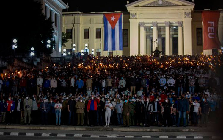 Marcha de las Antorchas en homenaje a José Martí, parte de la escalinata universitaria en La Habana. Marcha de las Antorchas en homenaje a José Martí, parte de la escalinata universitaria en La Habana.