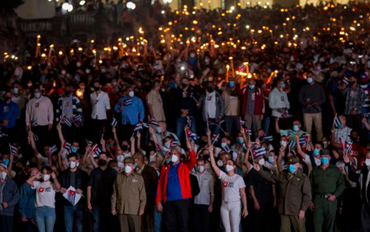 Marcha de las Antorchas en homenaje al aniversario 169 del natalicio de José Martí, en La Habana.