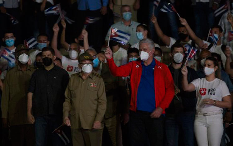 General de Ejército Raúl Castro Ruz y presidente de Cuba, Miguel Díaz-Canel, participan en la Marcha de las Antorchas en homenaje a José Martí. General de Ejército Raúl Castro Ruz y presidente de Cuba, Miguel Díaz-Canel, participan en la Marcha de las Antorchas en homenaje a José Martí.