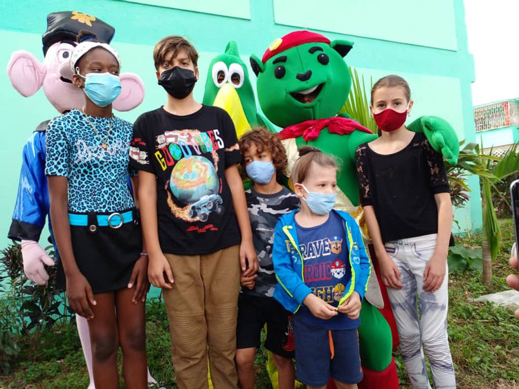 Muñecones en la actividad cultural en el barrio Camilo Cienfuegos. Muñecones en la actividad cultural en el barrio Camilo Cienfuegos.