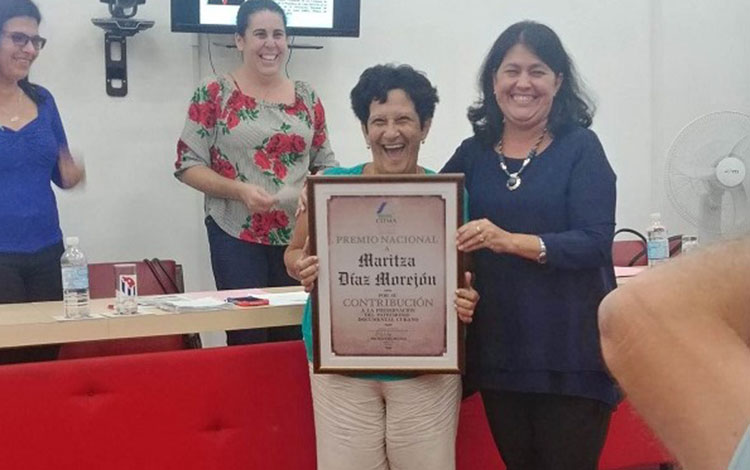 Maritza Díaz Morejón recibe el Premio Nacional a la Conservación del Patrimonio Documental de la Nación Cubana. Maritza Díaz Morejón recibe el Premio Nacional a la Conservación del Patrimonio Documental de la Nación Cubana.