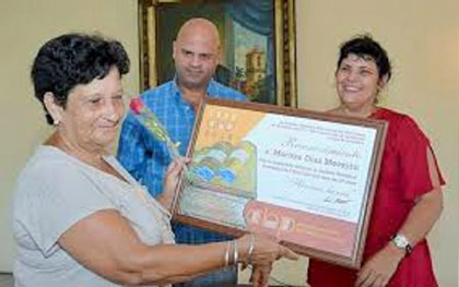Maritza Díaz Morejón recibe reconocimiento por su labor en el Archivo Provincial de Historia de Villa Clara. Maritza Díaz Morejón recibe reconocimiento por su labor en el Archivo Provincial de Historia de Villa Clara.