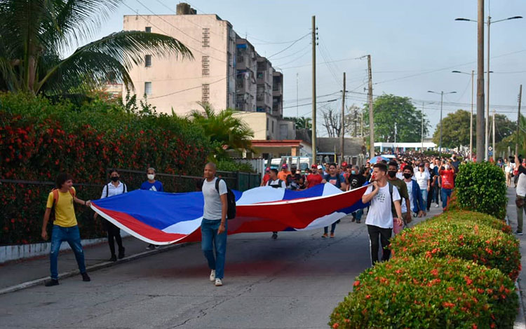 Jóvenes marchan con bandera cubana, en homenaje a Antonio Maceo y Ernesto Che Guevara. Jóvenes marchan con bandera cubana, en homenaje a Antonio Maceo y Ernesto Che Guevara.