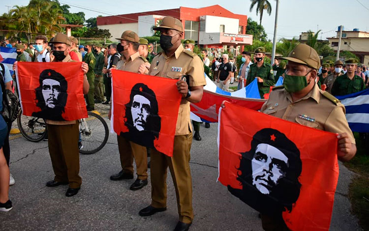 Oficiales de las FAR con banderas con la imagen de Ernesto Che Guevara. Oficiales de las FAR con banderas con la imagen de Ernesto Che Guevara.